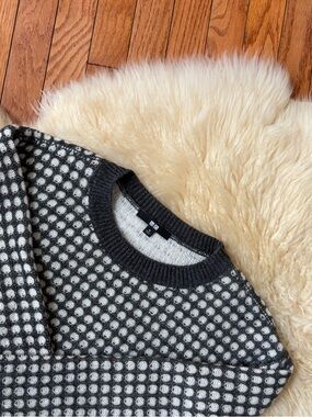 Uniqlo Knit Geometric Charcoal Gray and White Sweater